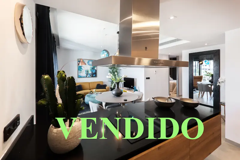 vendido piso en venta en Barcelona con el letrero de vendido por la agencia inmobiliaria valuestate